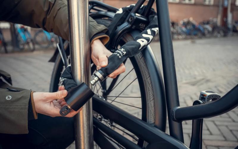 <p>AXA staat bekend om zijn betrouwbare en veilige fietssloten. Wij bieden sleutelservices voor alle AXA-producten, van&nbsp;AXA Defender U-slot&nbsp;tot&nbsp;AXA sloten met ge&iuml;ntegreerde alarmsystemen. Heb je een verloren sleutel? Of is je sleutel gebroken? Wij helpen je snel verder.</p>